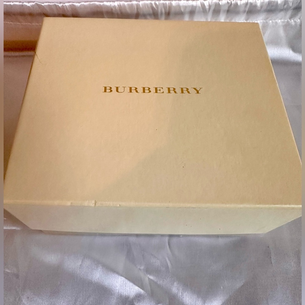 Burberry Rare Authentic Teddy Bear & Hand Towel Gift Set Collector’s Edition - Picture 12 of 14
